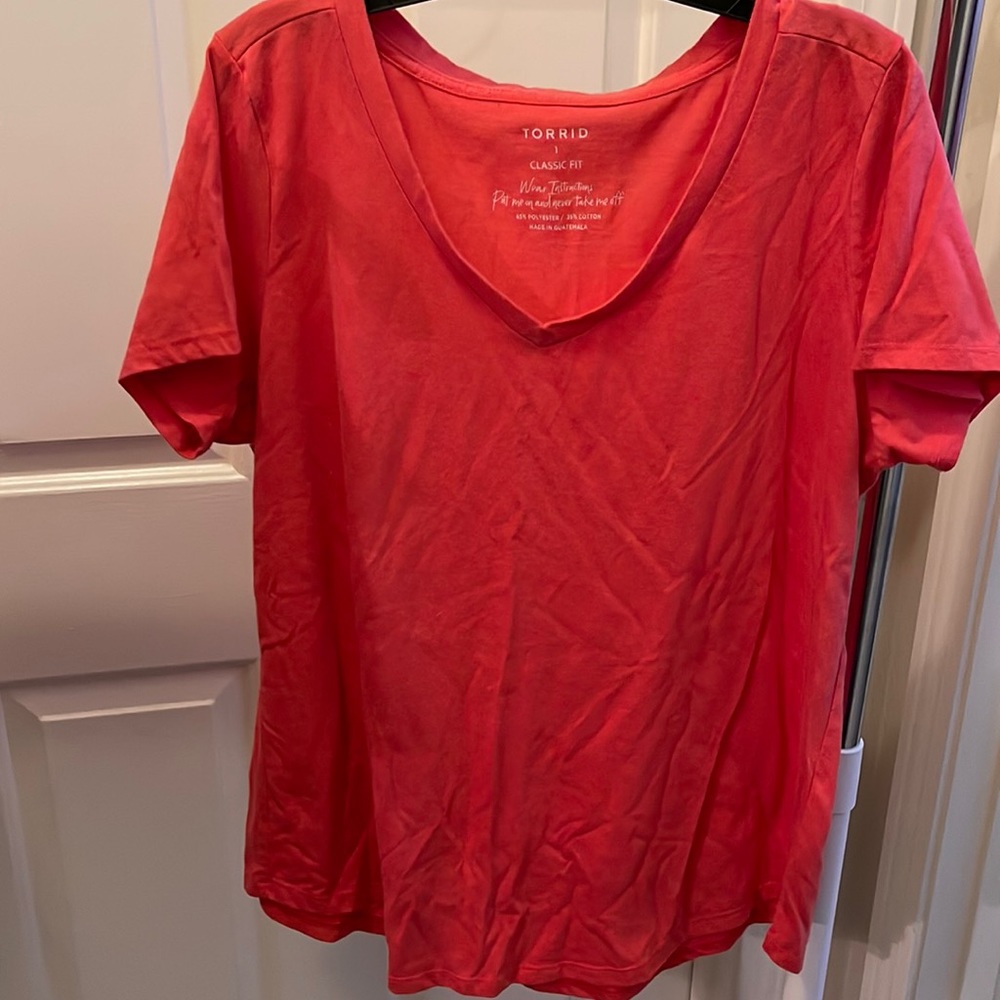 A sort sleeve shirt. Classic fit. Torrid Size 1 (14/16)
